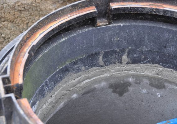 Evtl. weitere Ausgleichsringe und Abdeckung aufsetzen